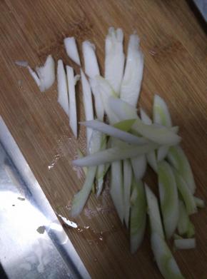 把葱切成长条状