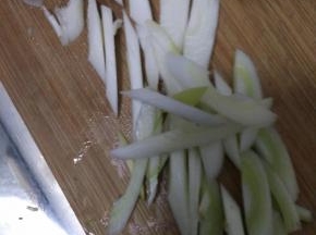 把葱切成长条状