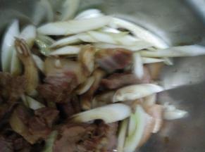 把葱和肉放入盆中，加入调料