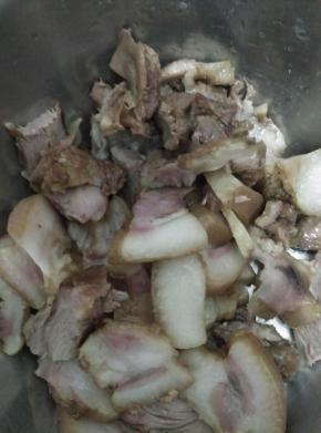 把猪头肉切成块状