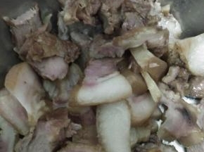 把猪头肉切成块状