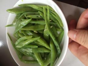 翻炒几分钟，芸豆熟透即可盛出