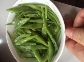 翻炒几分钟，芸豆熟透即可盛出