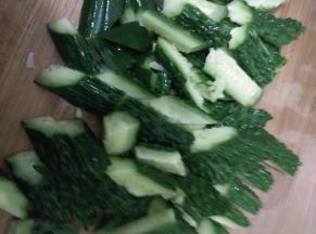 黄瓜用到拍一下，切成块状