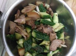 擦黄瓜和肉放入盆中，加入醋等调料