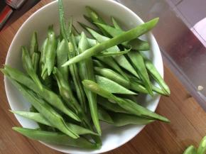 芸豆摘好切成长条状