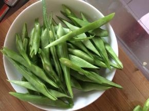 芸豆摘好切成长条状