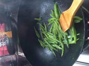 锅内放入适量油，把芸豆放入锅中翻炒，加入相应调料