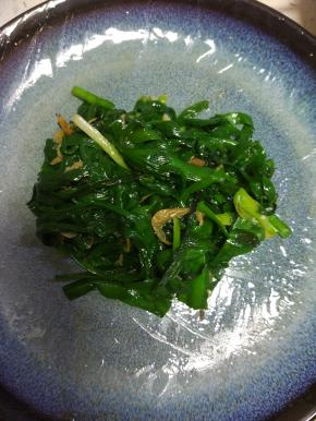 捞出过凉水，控干水分，加入调味料拌匀