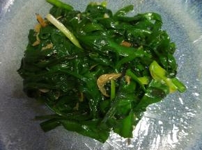 捞出过凉水，控干水分，加入调味料拌匀