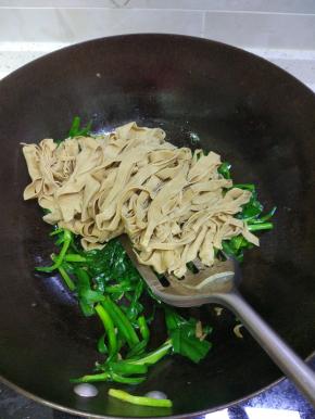 锅内放入适量的油，烧热放入韭菜豆皮，加入调味料翻炒