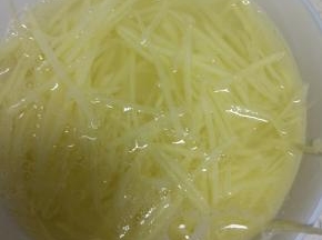 土豆去皮，擦细丝泡凉水