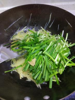 锅内放油，加入土豆丝翻炒，加入韭菜，放入调味料