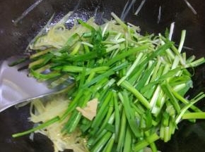 锅内放油，加入土豆丝翻炒，加入韭菜，放入调味料