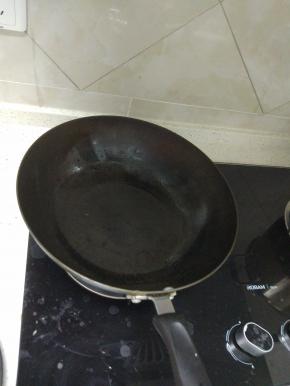 锅内放少许的油，烧热