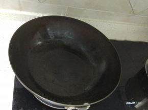 锅内放少许的油，烧热