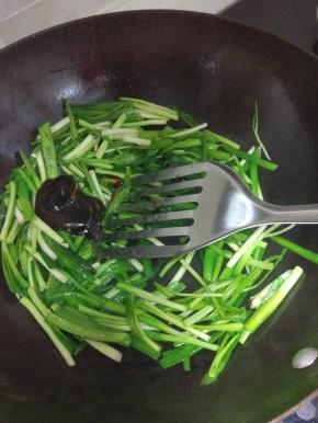 加入韭菜放入适量的盐，快速翻炒