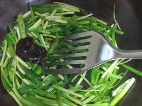 加入韭菜放入适量的盐，快速翻炒