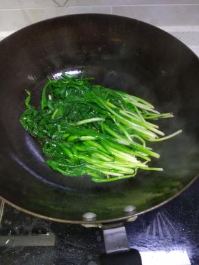 锅内放少许的油，放入控干水分的韭菜
