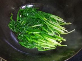 锅内放少许的油，放入控干水分的韭菜