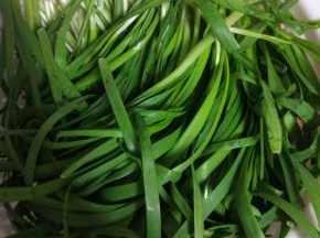 韭菜清洗干净，控干水分