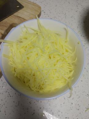 土豆适量擦丝，一定不要放水