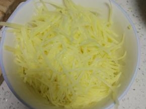 土豆适量擦丝，一定不要放水