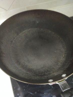 锅内放少许的油烧热