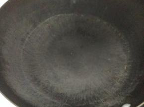 锅内放少许的油烧热