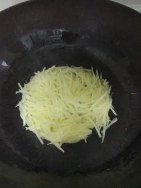倒入适量的土豆丝