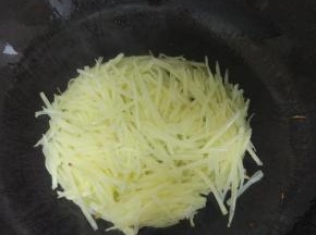 倒入适量的土豆丝