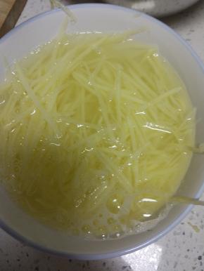 土豆两个去皮清洗干净，擦丝备用