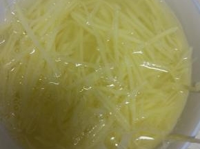 土豆两个去皮清洗干净，擦丝备用