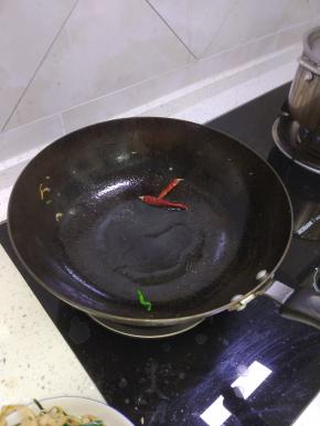 锅内放少许的油，爆香干辣椒