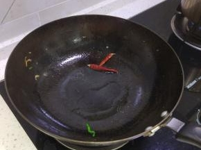 锅内放少许的油，爆香干辣椒