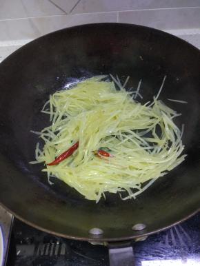 倒入土豆丝，加入调味料