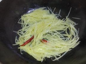 倒入土豆丝，加入调味料