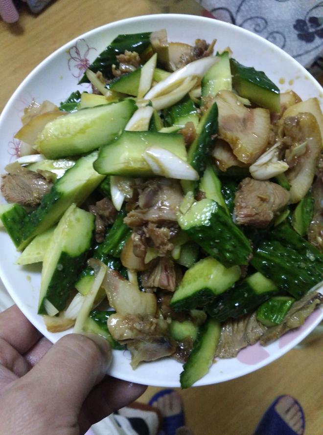 黄瓜拌肉