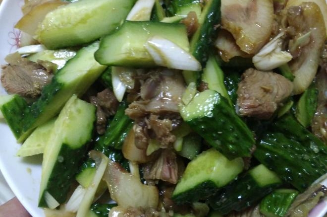 黄瓜拌肉
