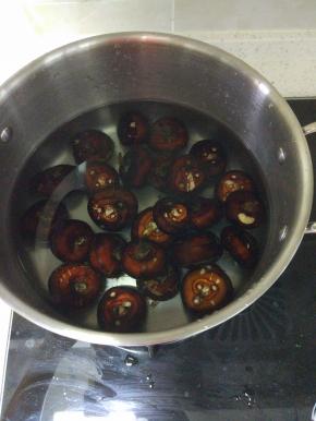 锅内放入适量的水，放入荸荠煮十五分钟