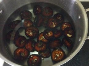 锅内放入适量的水，放入荸荠煮十五分钟