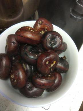 捞出快速过凉水。一定要冲凉水，这样外皮容易去掉