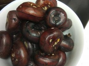 捞出快速过凉水。一定要冲凉水，这样外皮容易去掉