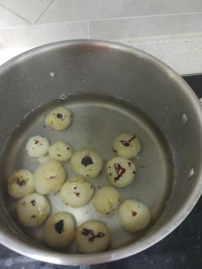 锅内放水，加入适量的冰糖