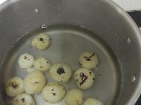 锅内放水，加入适量的冰糖