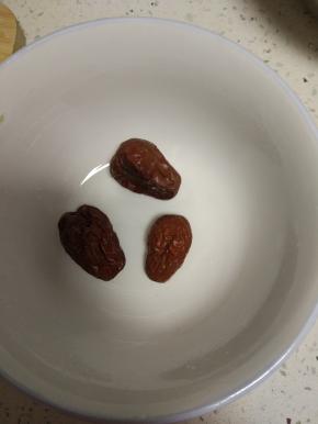 红枣适量，洗净