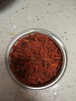 枸杞子适量，洗净