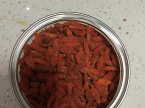 枸杞子适量，洗净