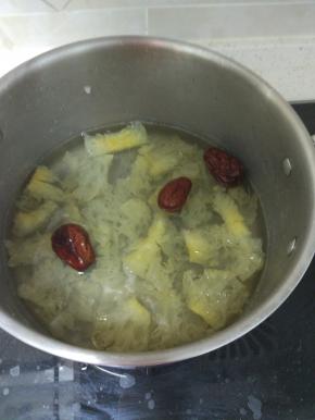 锅内适量的水加入材料放入适量的冰糖