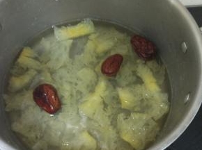 锅内适量的水加入材料放入适量的冰糖